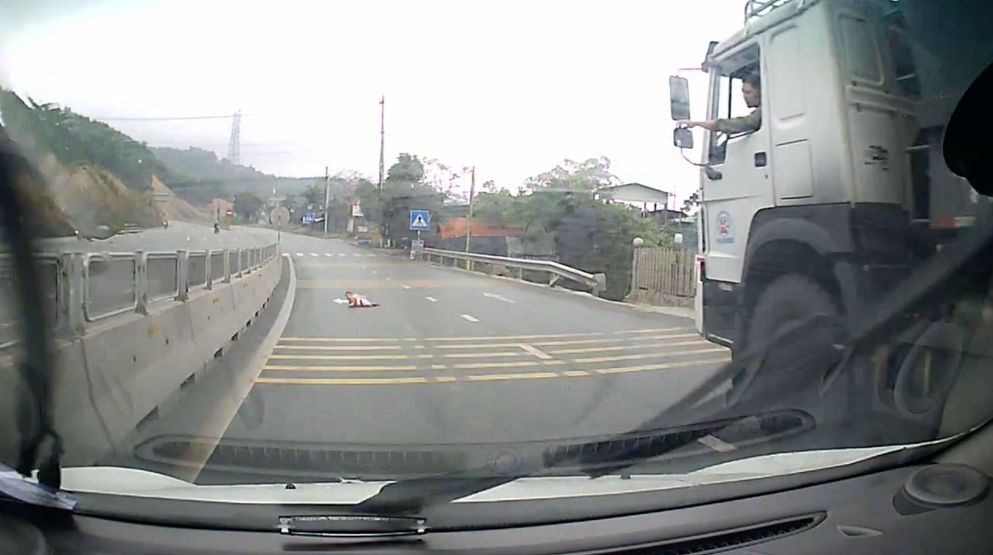 Quảng Ninh: Em bé lấy lòng đường làm chỗ tập bò khiến các tài xế một phen hú vía E Be Bo Ra Duong